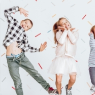 Blije kinderen die springen