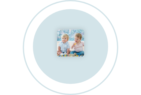 Twee babies spelend met blokken