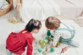 Kinderen aan het spelen met speelgoed